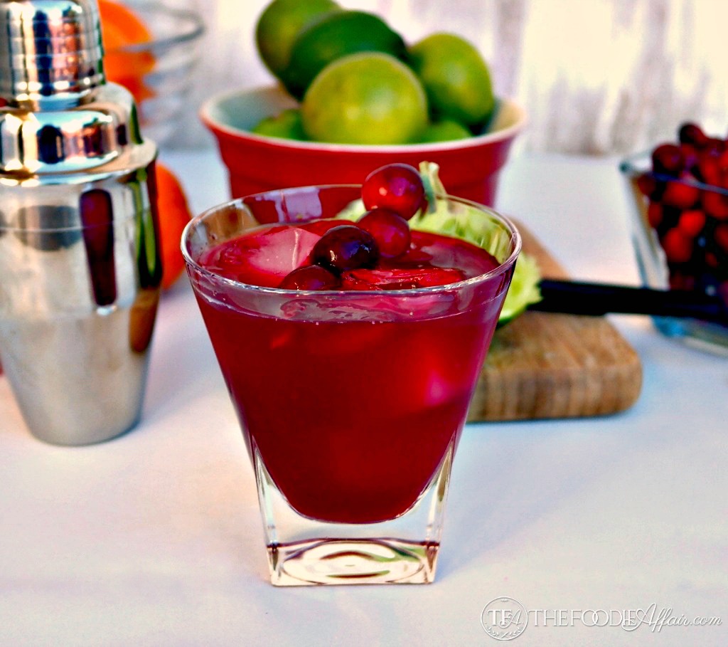 Космополитен коктейль. Cosmopolitan Cocktail клюква. Космополитен ягодный коктейль. Клюквенный сок для Космополитен. Космополитен коктейль приготовление.