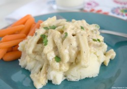 Slow Cooker Creamy Chicken & Noodles is comfort food from your crockpot. Deliciously easy dinner that the entire family will enjoy!