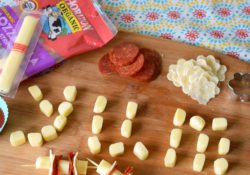 Are your kids tiring of the same lunchbox items? Mix things up with Lunchbox Pizza Kabobs, a fun way to eat lunch at school.
