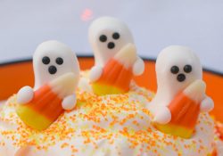 Having a Halloween party? You need Ghostly Gooey Dip, a sweet treat for kids of all ages. This easy to make dessert dip is great for parties.
